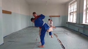 Отхват под разноименную ногу заведением.Ouchi Gari.Дзюдо. Самбо