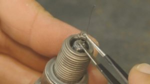 Беру автомобильную свечу и делаю из нее зажигалку