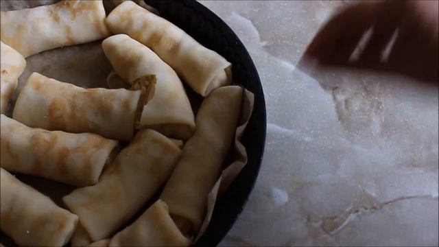 Пирог из блинчиков с творогом и карамелизованными яблоками