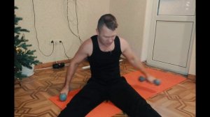 тренировка пресса дома с гантелями
