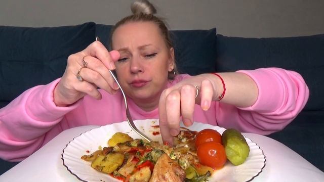 МУКБАНГ  КАРТОШКА С МЯСОМ И ОВОЩАМИ ЗАПЕЧЕННЫЕ В ДУХОВКЕ/Mukbang еда на камеру/Русский мукбанг/