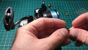 Установка подшипника в ролик лесоукладывателя Daiwa 21BG MQ 3000.