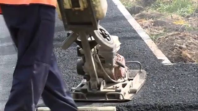 «Автодор» заканчивает в Ивановке ремонт дороги и строительство тротуаров смотреть онлайн