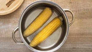 Варёная кукуруза со сливочным маслом