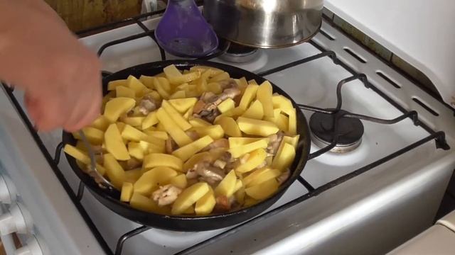 Жареная картошка с салом и грибами.