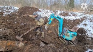 Много металла . Коп металла экскаватором на свалке .