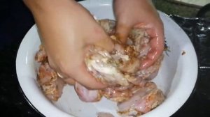 Как приготовить сочный шашлык из куриных бёдрышек без кости. Стоит попробывать.