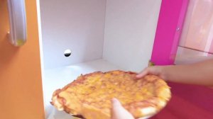 Алиса и Ева играют с папой в кафе мороженное и учат цвета играя