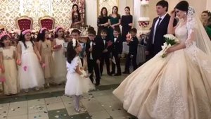 Первоклашки поздравили любимую учительницу с днем свадьбы 2