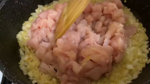 Жульен из куриной грудки . Жульен без грибов.Жульен в тарталетка из слоенного теста.#сметана#грудка