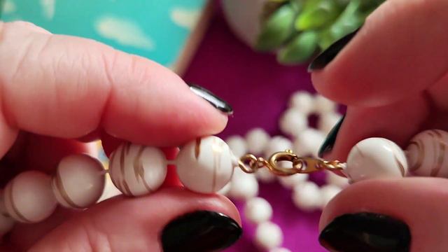 БУСЫ БЕЛЫЕ С ЗОЛОТИСТОЙ РОСПИСЬЮ, ПЛАСТИК, ВИНТАЖ смотреть онлайн