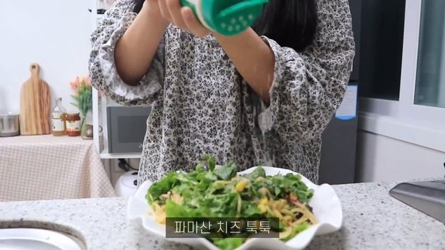 [eng] 자취브이로그?| 왕만두?에 비빔국수 해먹고, 삼겹살 김치찜, 샐러드 파스타?, 2월에도 잘 챙겨먹는 자취일기, 아메리칸 핫도그?, 라이스페이퍼 계란말이