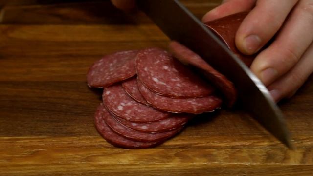 Пицца по-домашнему. Рецепт приготовления вкусной тонкой пиццы в духовке, в домашних условиях.