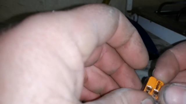 (18+)Монтаж потолка с точечными светильниками.