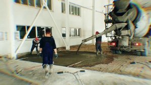 Заливка бетона по направляющим для будущего промышленного пола