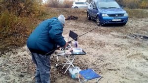 вот и рыбка плотва попалась.mp4