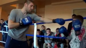 Чемпион мира по бокс Дмитрий Пирогов дает уроки бокса юнцам