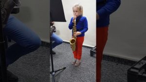 Люша играет на саксофоне (1)