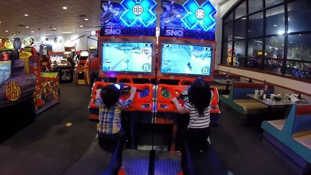 Chuck E Cheese's arcade game смотреть онлайн