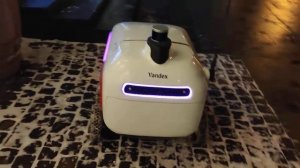 Яндекс-роботы на  улицах Москвы - Robots on the streets of Moscow