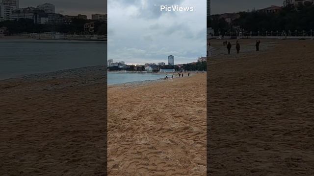 Геленджик. Пляж Дельфин. Чёрное море. Обстановка на пляже море и погода сегодня 15 декабря 2023