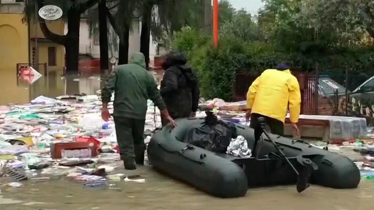 Жертвами сильного наводнения на севере Италии стали восемь человек