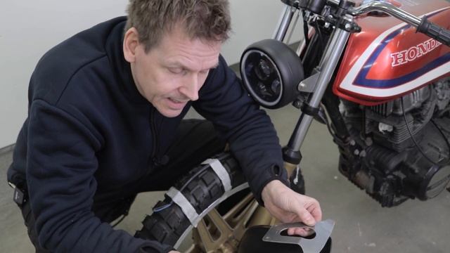 Customizing aftermarket front fender to fit the Honda CB400 café racer смотреть онлайн