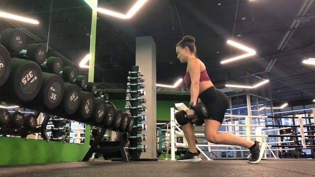 Обратные выпады с гантелями смотреть онлайн