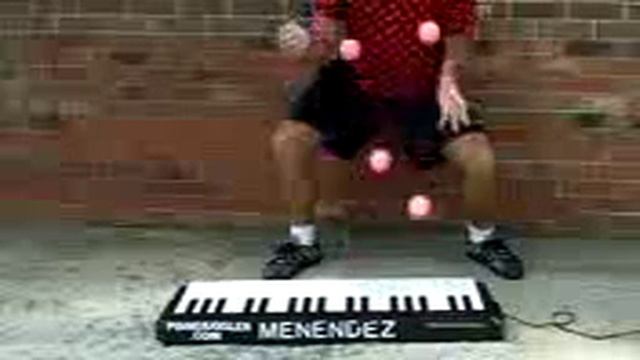 Very talented Piano Juggler! MUST WATCH! смотреть онлайн