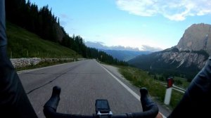 Roadbike descent from Passo Gardena towards Corvara in Alta Badia · Dolomites · Sellaronda