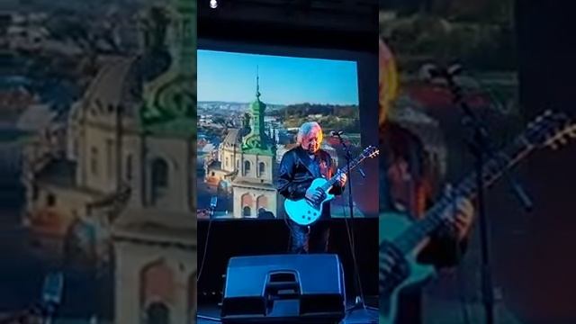 "Блюз під дощем" Музика Анатолій Матвійчук. Гітара Сергій Шматок. 7.10 Прага UA LOVEFEST смотреть онлайн