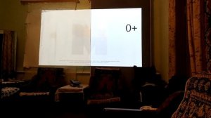 Сравнение светоотражающей ткани для проекторов со скатертью вечером при лампе освещения