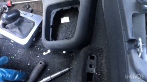 Снимаю Подлокотник Volkswagen Golf Plus Как снять консоль с подлокотником ?