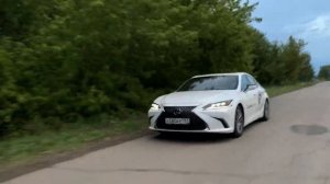 Lexus ES250 - Один из самых красивых седанов современности.