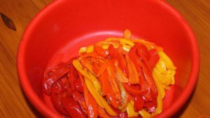 Салат из печеного перца с тимьяном и чесноком