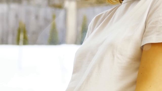 В забытой деревни Сибири туристы обнаружили старушку, войдя к ней в избушку, они онемели… смотреть онлайн