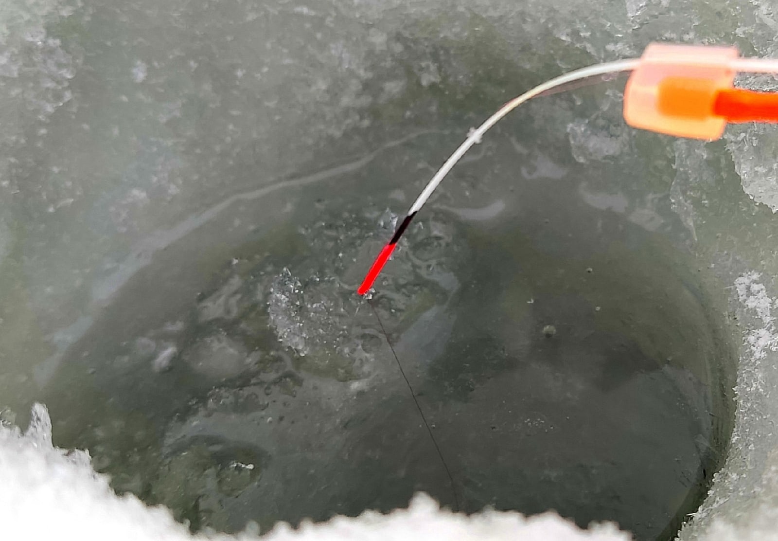 Этот чертик ловит не опустившись до дна! Подобрал мормышку и начал ловить. смотреть онлайн