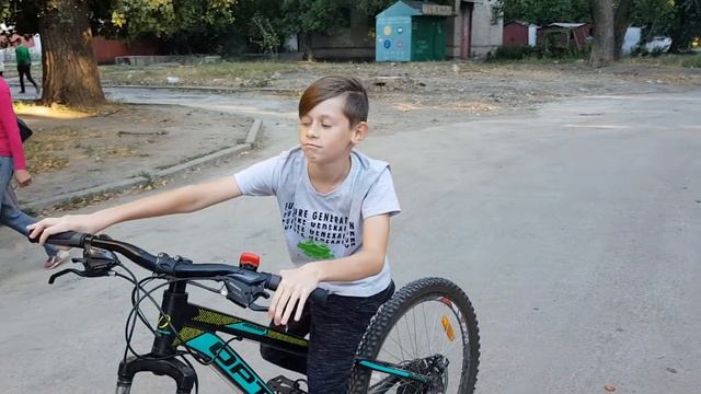 BMX против ОБЫЧНОГО ВЕЛИКА. Кто кого? Кто победит? ПАПА ДЕЛАЕТ БАНИК смотреть онлайн