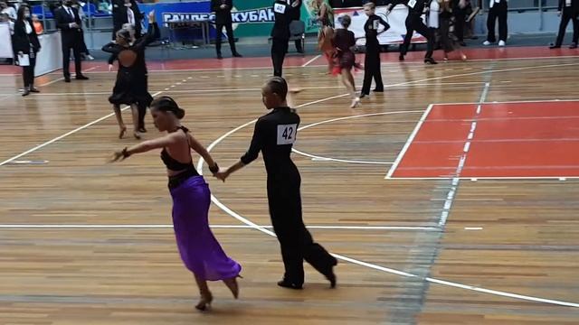 Прическа Жгуты. Смотрится эффектно подходит под программы бальных танцев. Hairstyle with harnesses смотреть онлайн