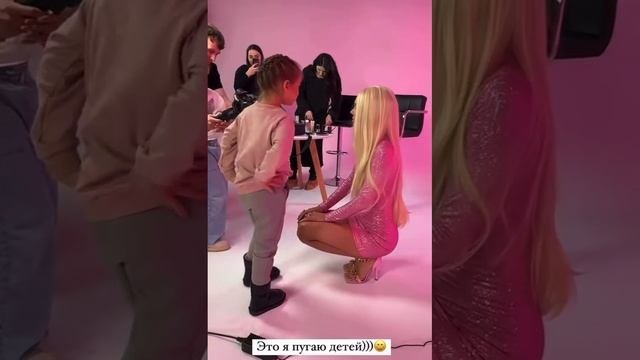 Оксана Самойлова на съемках с детьми