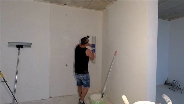 КАК ШПАКЛЕВАТЬ СТЕНЫ ВАЛИКОМ