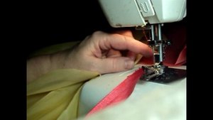 Пришиваем косую бейку с помощью специальной лапки.