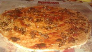 Пицца с крабовыми палочками и яйцом