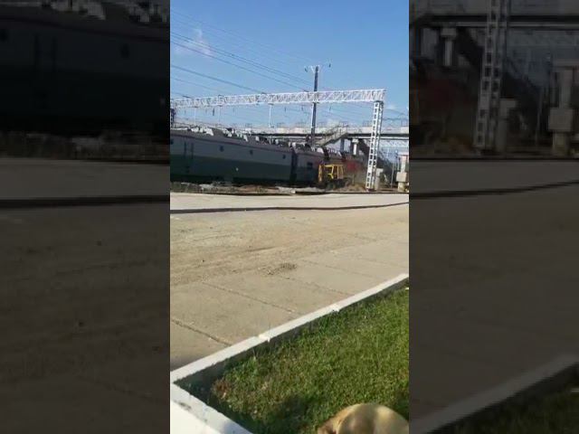 Столкновение электровоза с эксковатором смотреть онлайн