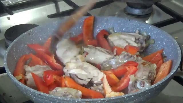 Рецепт курицы с перцем на сковороде. Жаренная курица.
