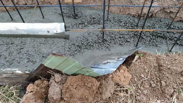 Заливаем бетон 350 марки в землю / Ленточный фундамент без опалубки / Глубинный вибратор для бетона смотреть онлайн