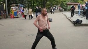 бомж танцует