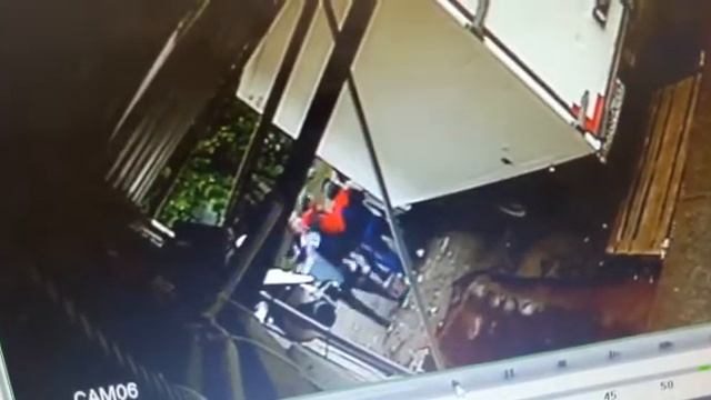 Продавщица супермаркета в Жуковском убедилась, что покупатели без маски могут быть очень опасны смотреть онлайн