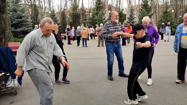 ЦЫГАНОЧКА! СУПЕР ТАНЦЫ В ПАРКЕ ГОРЬКОГО ХАРЬКОВ АПРЕЛЬ 2023 смотреть онлайн