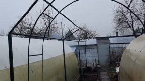 85. Шпалера для винограда. Первая обработка клубники. Кабачки в ящиках..mp4